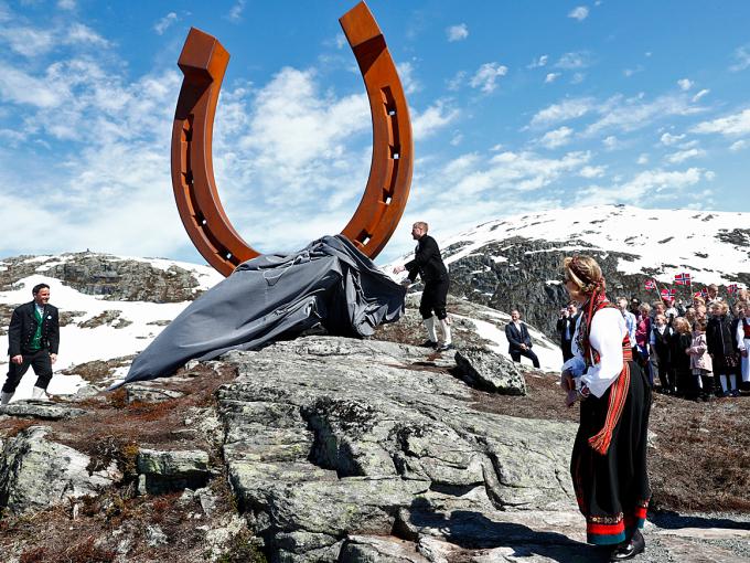 Dronninga avdukar ein fem meter høg hestesko på fjellet Hoven. Foto: Terje Pedersen, NTB Scanpix